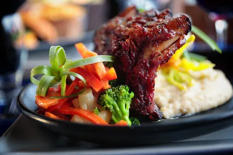 Glazed ribs with vegetables and a creamy side